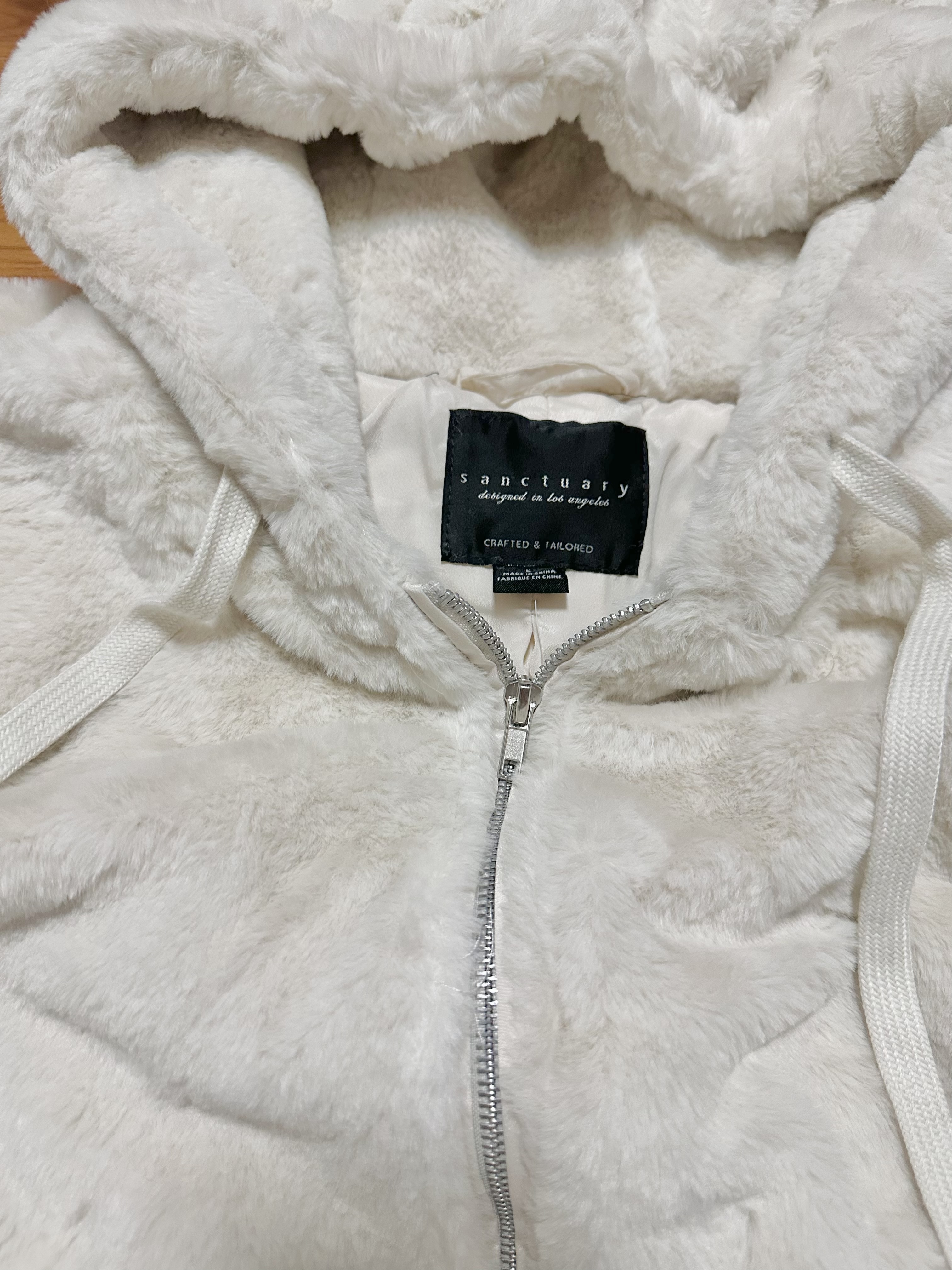915 เสื้อเฟอร์กันหนาว หมวกฮู้ด เสื้อขน Fluffy hooded jacket แบรนด์ SANCTUARY ขาว