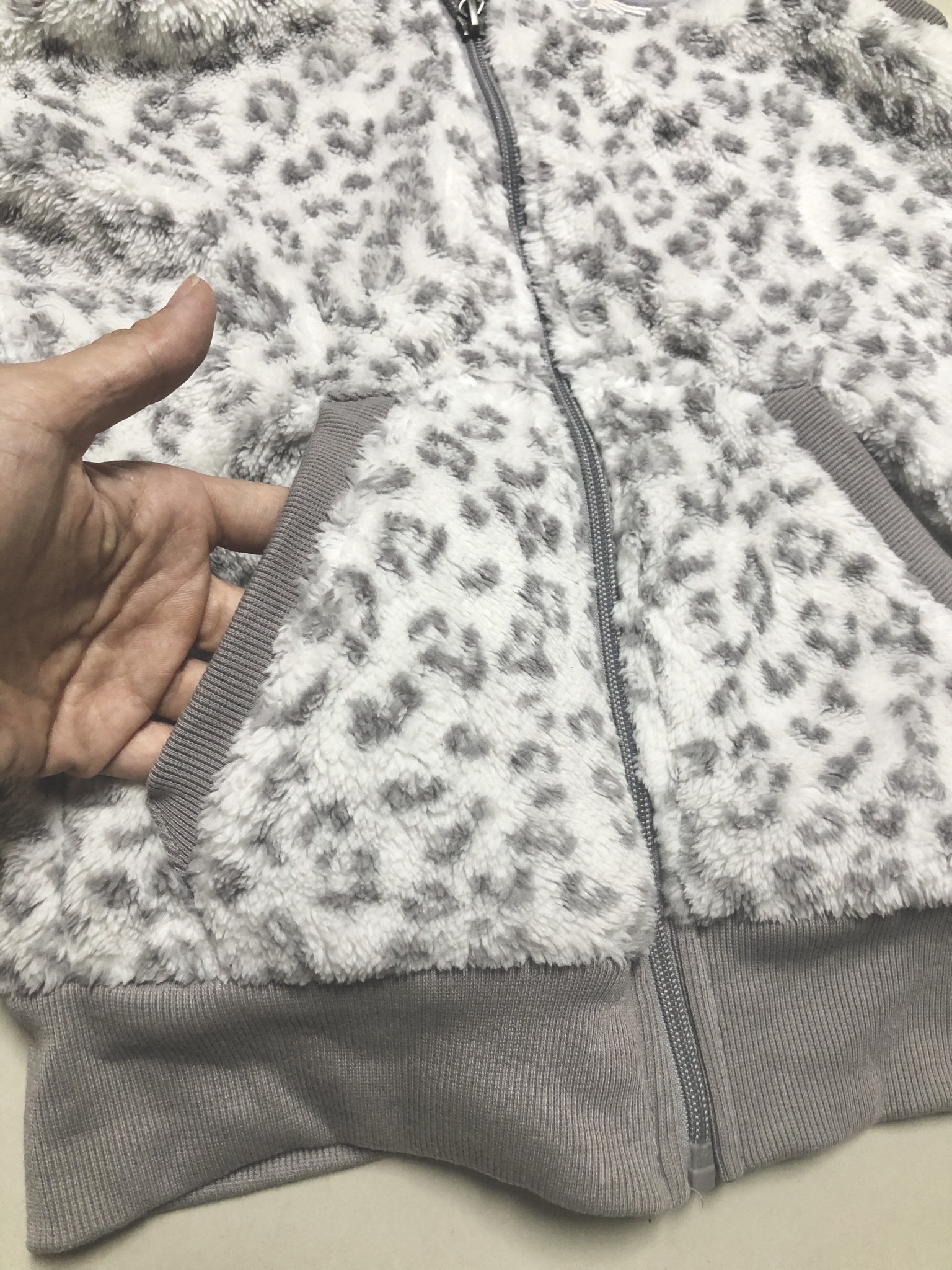 Fresh made เสื้อกั๊กฮู้ด เฟอร์ กันหนาว ลายเสือ แต่งฮู้ด ขนนุ่ม Fresh made ลายเสือ