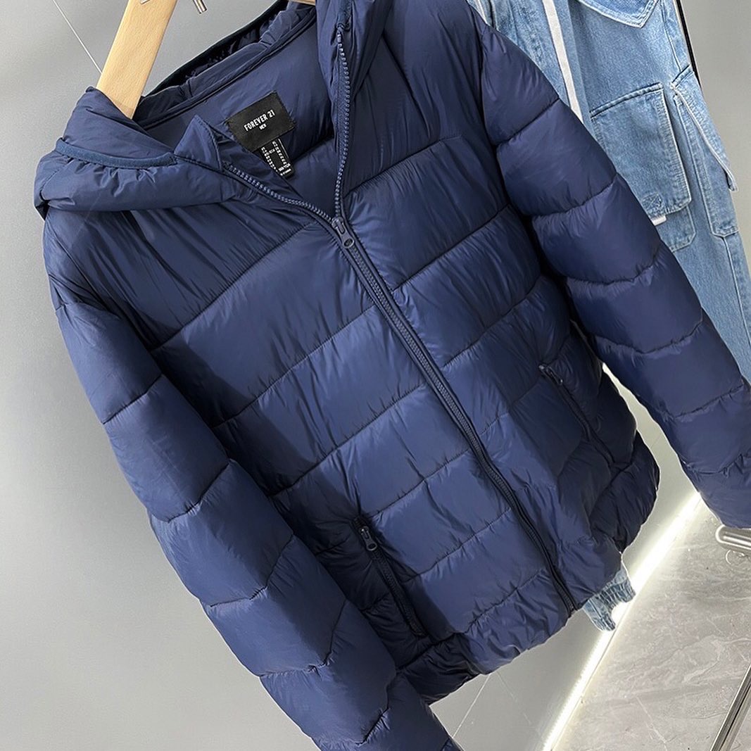 Forever21 เสื้อกันหนาว ติดฮูท เสื้อบอมเบอร์ บุนวมอุ่น แบรนด์ Forever21 / Men's Black Lightweight Puffer Jacket น้ำเงิน