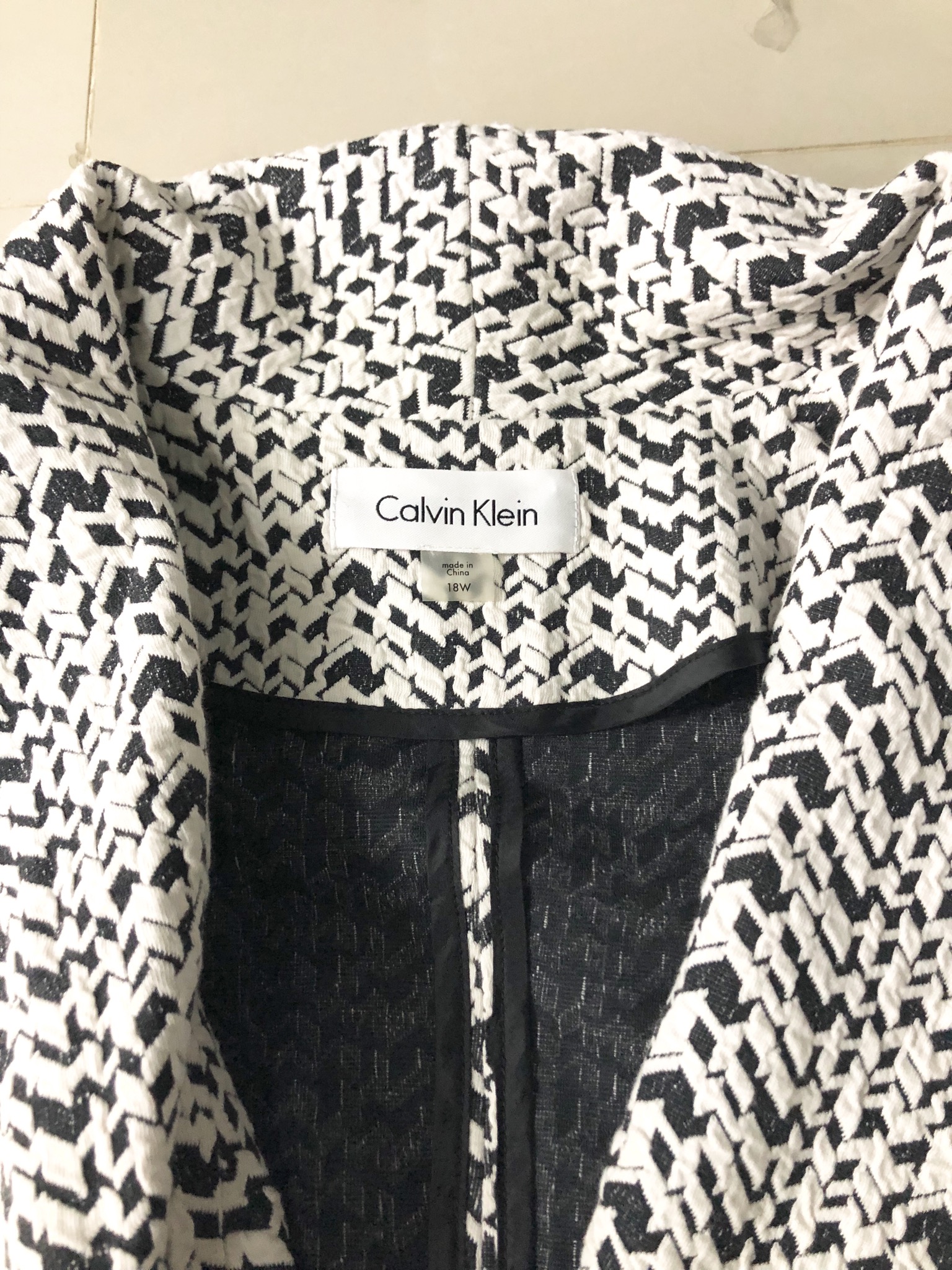 CALVIN KLEIN เสื้อคลุม เสื้อนอก CALVIN KLEIN แต่งขลิบปลาบขิบหนังสีดำ เนื้อผ้าสวยทิ้งตัว งานช็อปแท้ สวยหรูมากคะ SIZE L/XL/XXL ขาวดำ