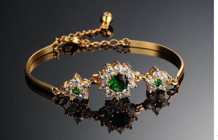 สร้อยข้อมือ ผู้หญิง สร้อยข้อมือทอง 18 K ลาย ดอกไม้ ล้อม มรกต สีเขียว สดใส กำไลข้อมือทอง ฝัง คริสตัล และ เพชร CZ สวยหรู มีระดับ 621700