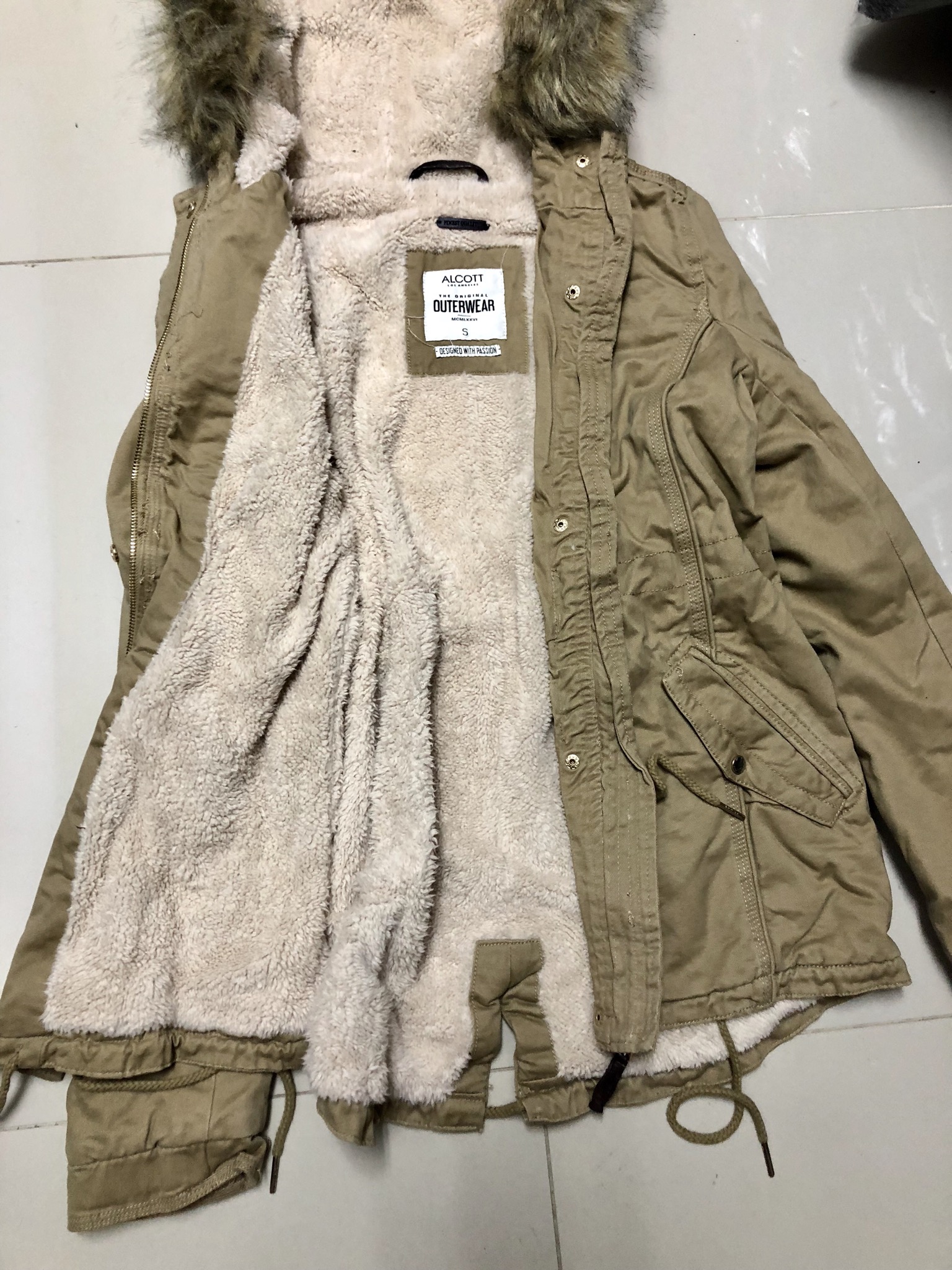 เสื้อกันหนาว เสื้อแนวPARKA กันหนาว แต่งฮูทติดเฟอร์ สีกากี แบรนด์เนม ALCOTT LOSANGELES UK แท้ ซับขนอุ่นสีขาว งานสวยเนี๊ยบมากคะ Size S/M/L /XL กากี
