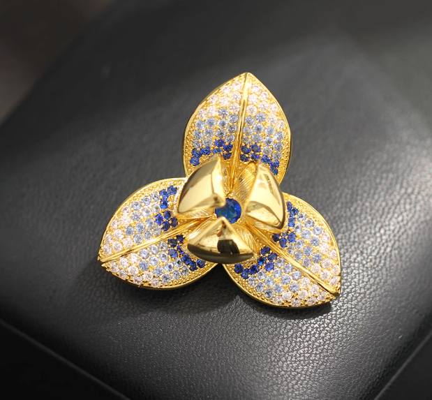 เข็มกลัด ดอกพุดซ้อน ดอกการ์ดีเนีย ฝังเพชร สวยหรู หลากสี เขียวมรกต ฟ้า ทอง เงิน ฝังเพชร CZ AAA 626715