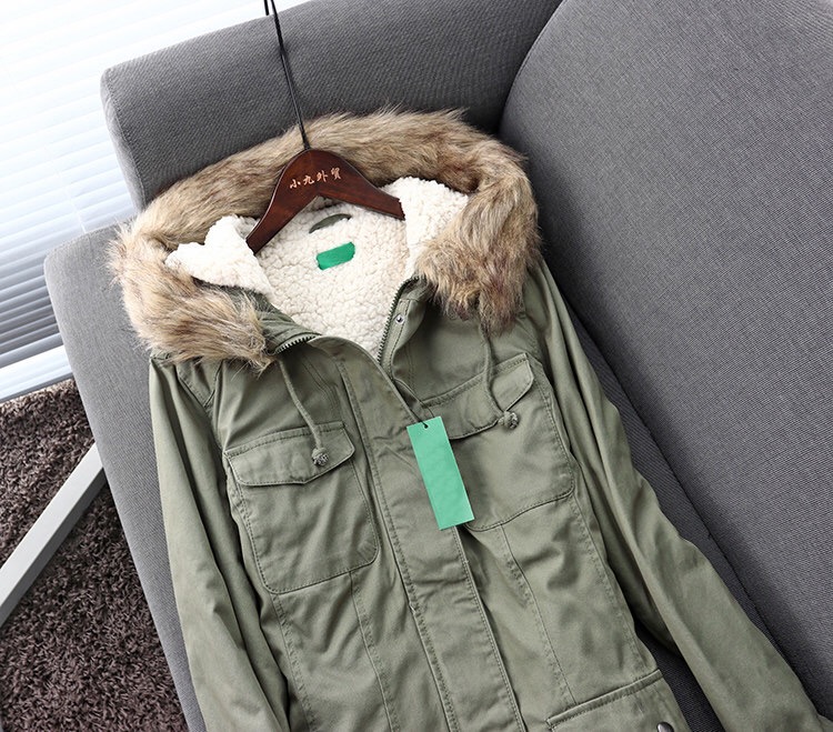 Benetton เสื้อกันหนาว parka ปาร์ก้า โค้ทกันหนาว เสื้อฮูทเฟอร์ สีเขียว แบรนด์เนม BENETTON แต่งขนเฟอร์ ซับขนอุ่นด้านใน(เฟอร์ถอดได้คะ) เขียว