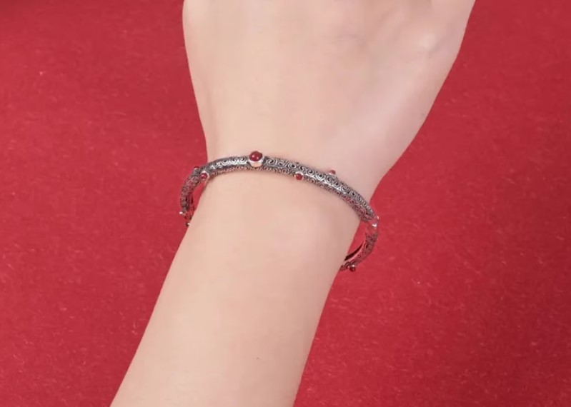 กำไลข้อมือ ทอง เงิน ลายฉลุ ไทยโบราณ ฝังหยก สีเขียว สีแดง กำไลข้อมือลายไทย ใส่สวย ๆ 183998