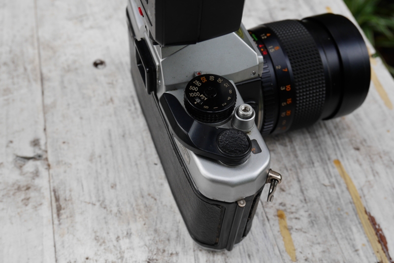 YASHICA FX-7 YASHICA LENS ML ZOOM 42-75MM.F3.5-4.5