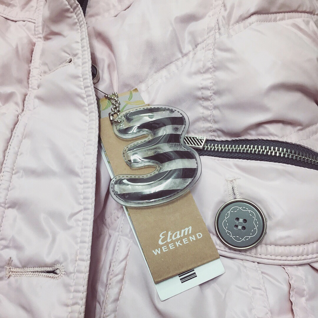 Etam เสื้อขนเป็ด เสื้อ กันหนาวขนเป็ด ขนห่าน (DOWNแท้100%) สีชมพู หมวกฮูท ติดขนเฟอร์ สีน้ำตาลเทาอ่อน แบรนด์เนม ETAM ฝรั่งเศส สวย สีหวาน น่ารักมากคะ สินค้าบางตัวโดนตัดป้ายนะคะ) Size S/M/L ชมพู