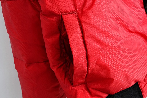 เสื้อฮูทขนเป็ด เสื้อฮู้ด กันหนาว สีแดงบุนวมอุ่น แต่งลายกราฟฟิค ERLI แดง