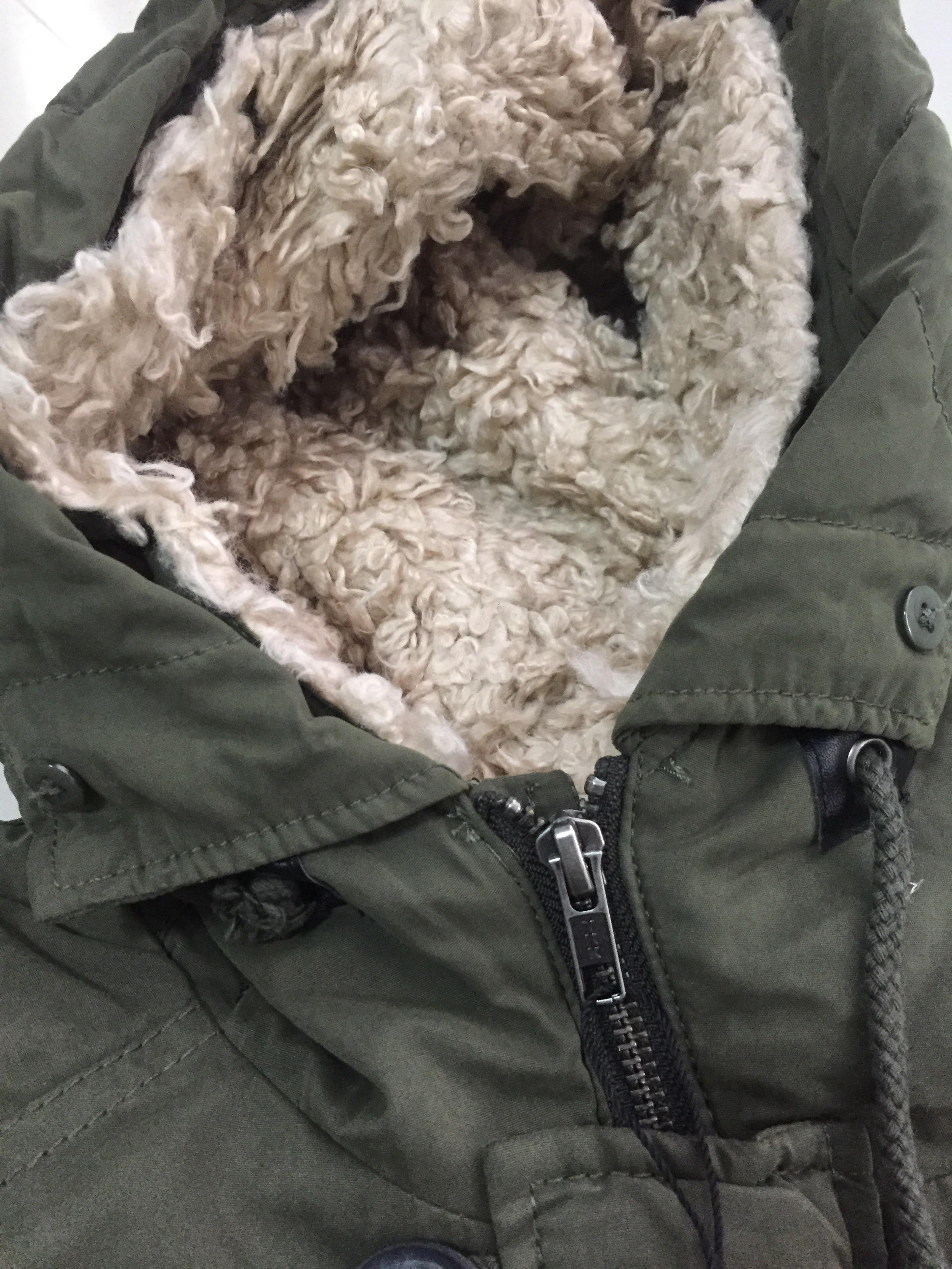 Moussy เสื้อกันหนาว ติดฮูท เสื้อcoat แบรด์ดัง ญี่ปุ่น MOUSSY japan สีเขียวทหาร แต่งขนสีครีมน้ำตาลด้านในทั้งตัว (ขนด้านในถอดใส่ได้ทั้งชิ้นเลยคะ มีกระดุม เกี่ยวให้ด้านในคะ) *ไม่มีขนเฟอร์ปลายหมวกนะคะ*