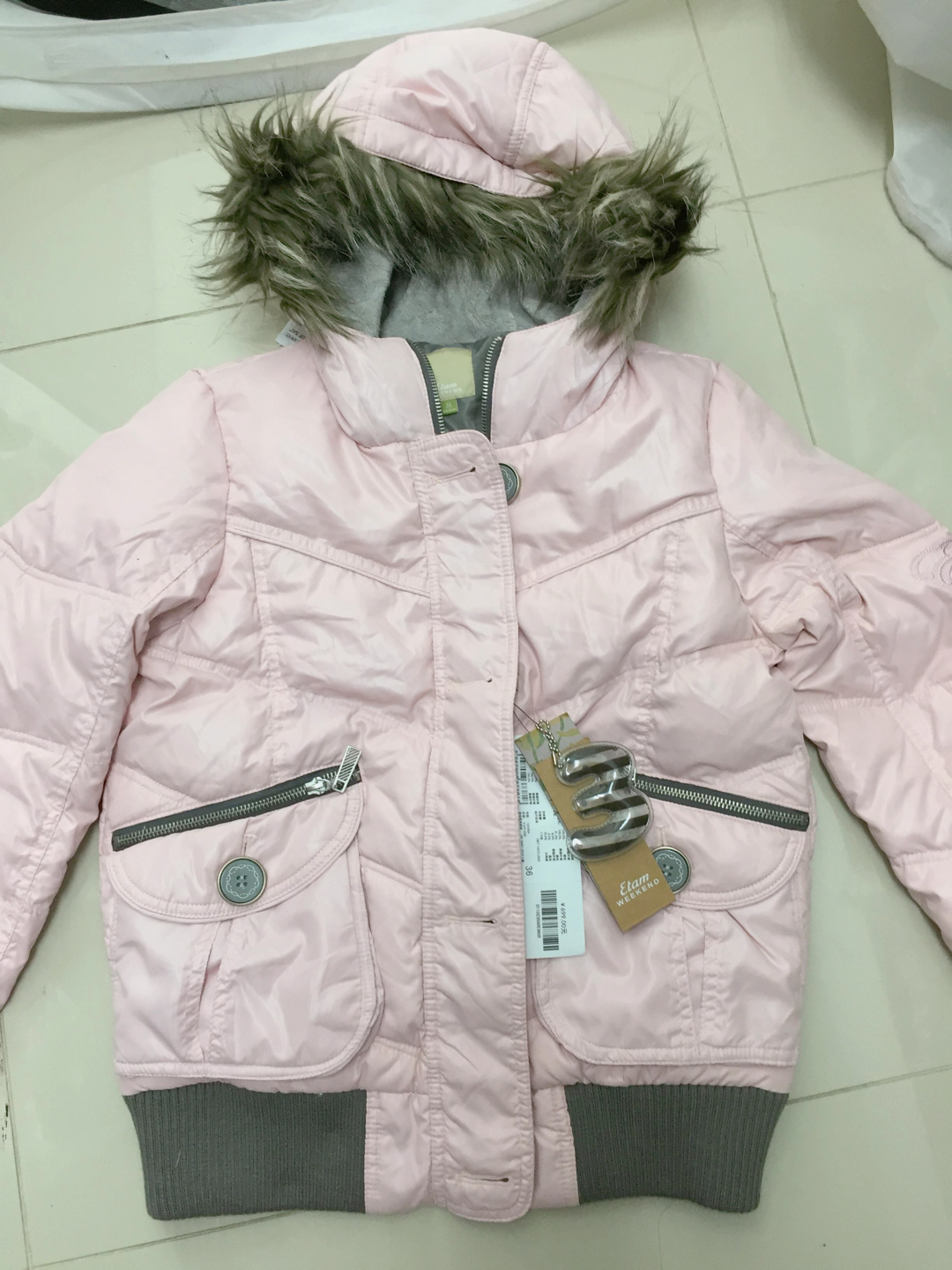 Etam เสื้อขนเป็ด เสื้อ กันหนาวขนเป็ด ขนห่าน (DOWNแท้100%) สีชมพู หมวกฮูท ติดขนเฟอร์ สีน้ำตาลเทาอ่อน แบรนด์เนม ETAM ฝรั่งเศส สวย สีหวาน น่ารักมากคะ สินค้าบางตัวโดนตัดป้ายนะคะ) Size S/M/L ชมพู