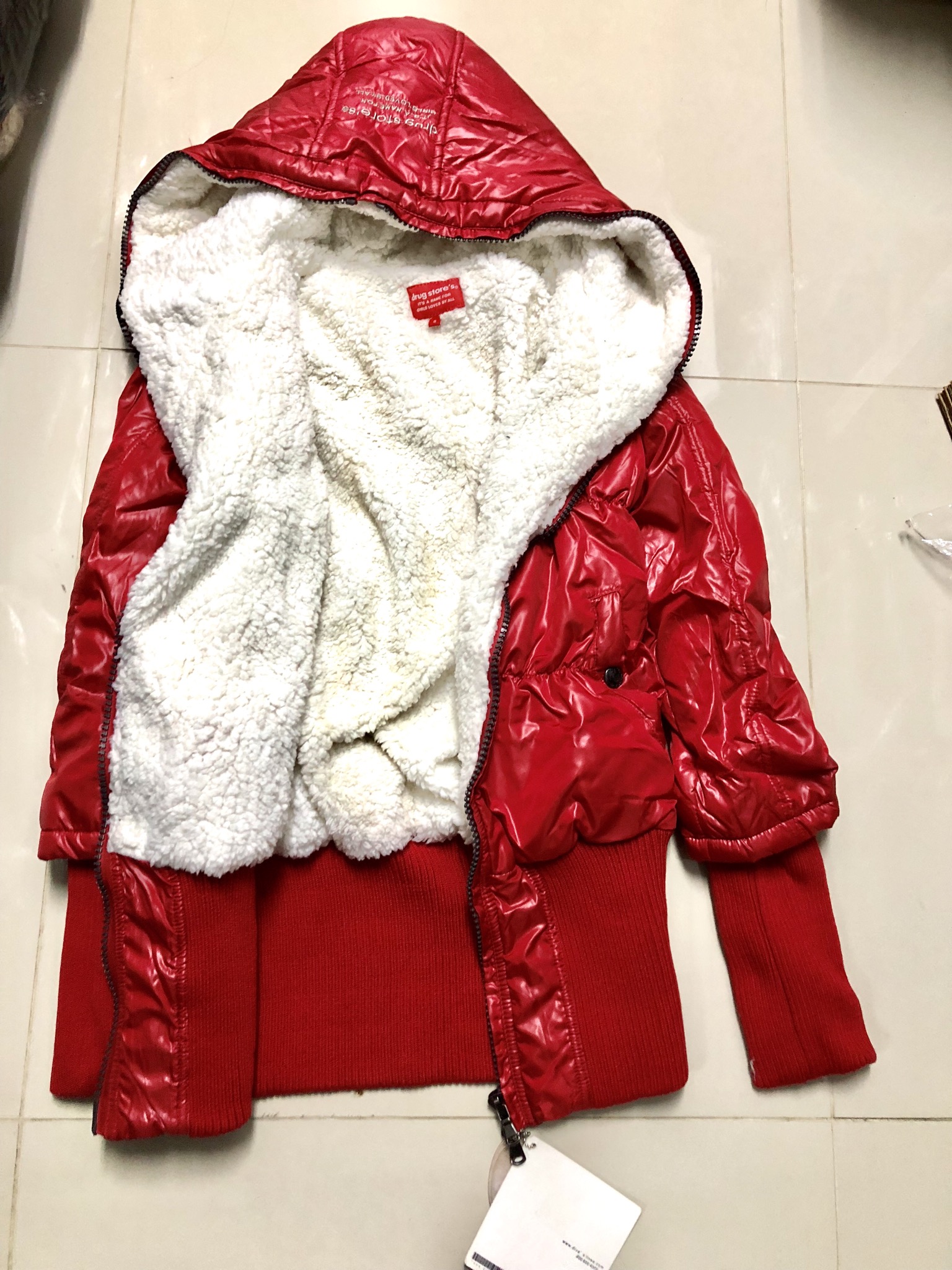 เสื้อกันหนาวขนเป็ด ติดฮูท สีแดง เนื้อผ้า PU แต่งซับขนอุ่นสีขาวด้านใน แขนจั๊มยาวกันลม หัวซิบ2 หัว รูดได้บนล่าง กันลมกันหิมะ ไม่กลัวองศาติดลบเลยคะ งานพรีเมี่ยม สวยหรูมากคะ Size S/M/L
