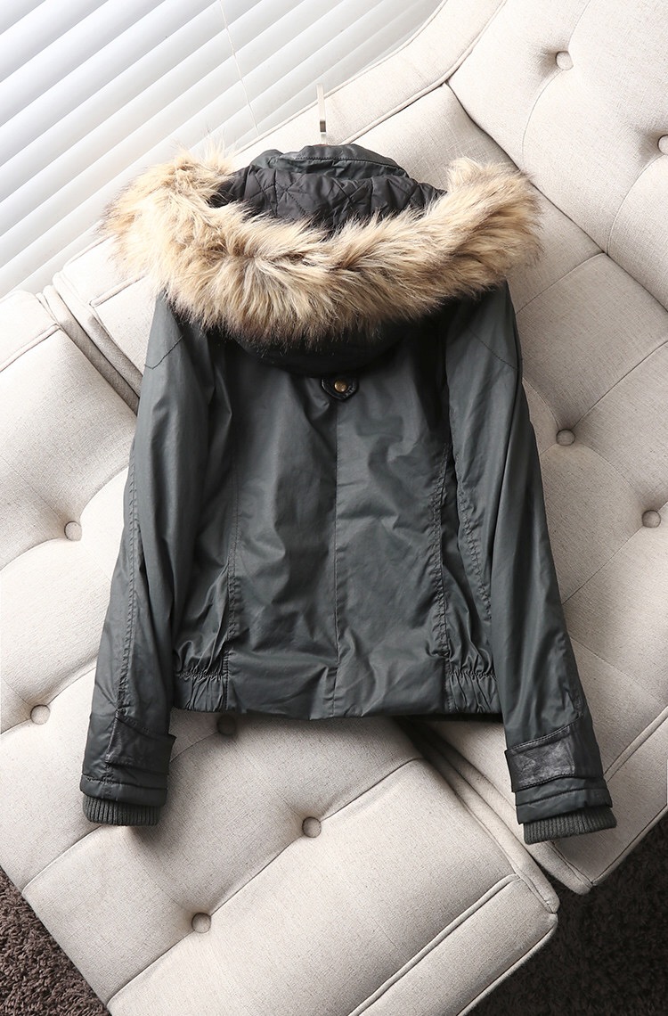 BERSHKA เสื้อกันหนาว BERSHKA ติดฮูท แต่งขน ที่หมวก(ฮู้ด& เฟอร์ ถอดได้ทุกจุดคะ) สีเขียว เนื้อผ้ากันน้ำ งานแบรนด์แท้จ้า เขียว