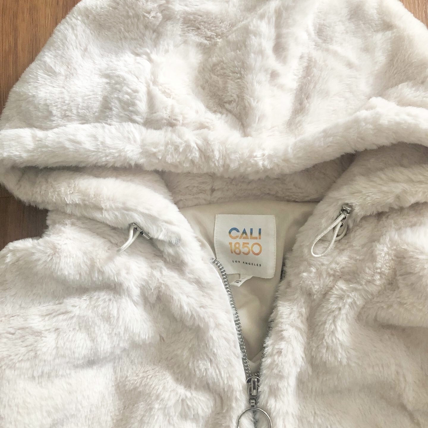 Cali 1985 เสื้อเฟอร์กันหนาว หมวกฮู้ด เสื้อขน (FLUFFY COAT) สีครีม แบรนด์ CALI 1985 Los Angeles ขาว