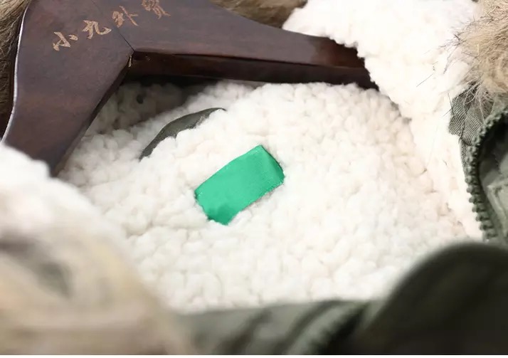 Benetton เสื้อกันหนาว parka ปาร์ก้า โค้ทกันหนาว เสื้อฮูทเฟอร์ สีเขียว แบรนด์เนม BENETTON แต่งขนเฟอร์ ซับขนอุ่นด้านใน(เฟอร์ถอดได้คะ) เขียว
