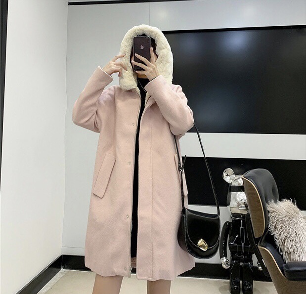 La babite โค้ท เสื้อกันหนาว คอปกแต่งขนเฟอร์ สีชมพูพาสเทล แบรนด์ LA BABITE ขนเนียนนุ่ม งานพรีเมี่ยมเกรดคะ•ขนเฟอร์ ถอดใส่ได้คะ•ขนเฟอร์ถอดใส่ได้คะ สำเนา ชมพูอ่อน