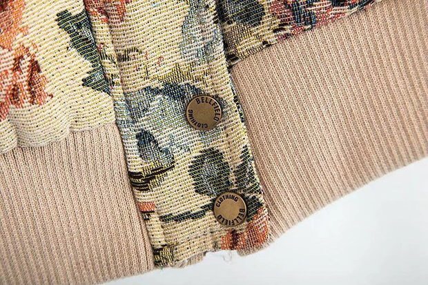 BELLFIELD เสื้อกันหนาว แต่งฮูท ติดเฟอร์ แบรนด์ดังอังกฤษ BELLFIELD ลายดอกสีนูทกากีอ่อน สวยหรู งานสวย เนี๊ยบมากคะ (จำนวนจำกัด ) (หมวกฮูทถอดได้คะ) Size S/M/L นูทกากีอ่อน