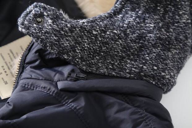 Zara เสื้อกั๊กกันหนาว กั๊กZARA สีน้ำเงินกรม แต่งหมวกฮูท (ฮูทถอดได้คะ) แต่งขนอุ่น คอปกด้านใน แบบสวย น่ารักมากคะ 👍🏻หมวกฮูทถอดได้คะ น้ำเงินกรม