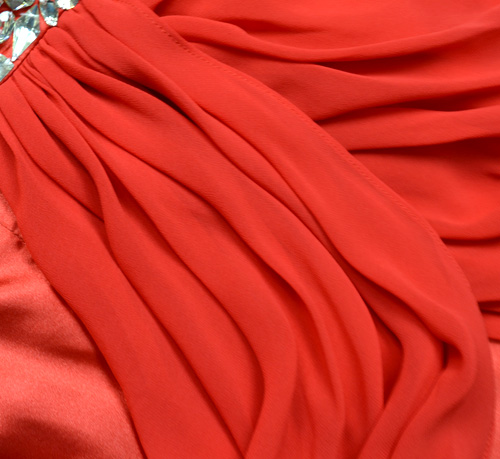 เดรสเกาะอกแต่งผ้าชีฟอง ติดเพชร เนื้อผ้าลื่นมัน เกรดไฮโซ สวยเปรี้ยว 2 สี:แดง /ดำ