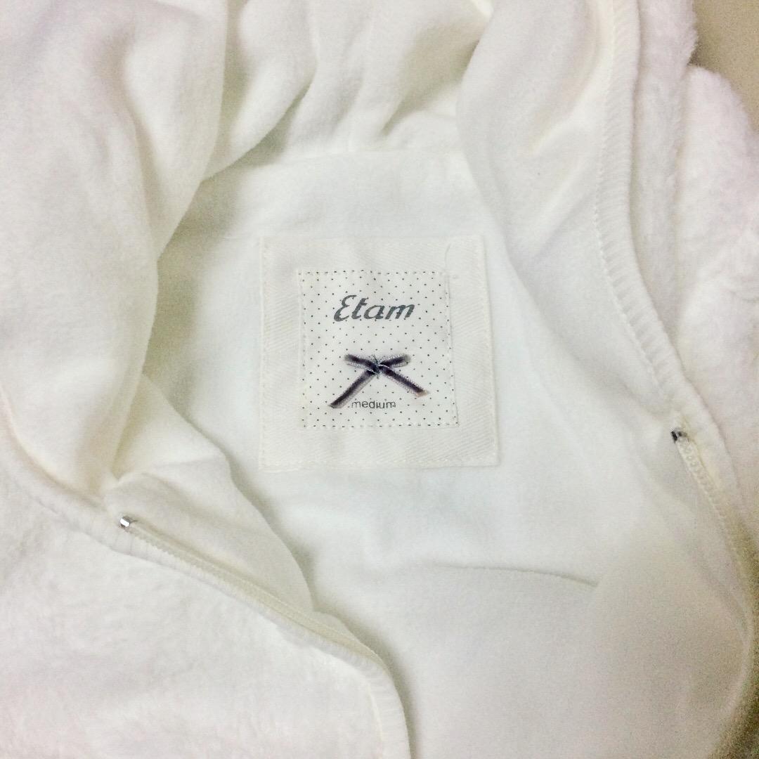 Etam เสื้อกันหนาว เสื้อคลุมกันหนาว แบรนด์เนมETAM แต่งขน สีขาว แต่งฮูท เนื้อขนนุ่ม เนียนมากๆคะ ขาว
