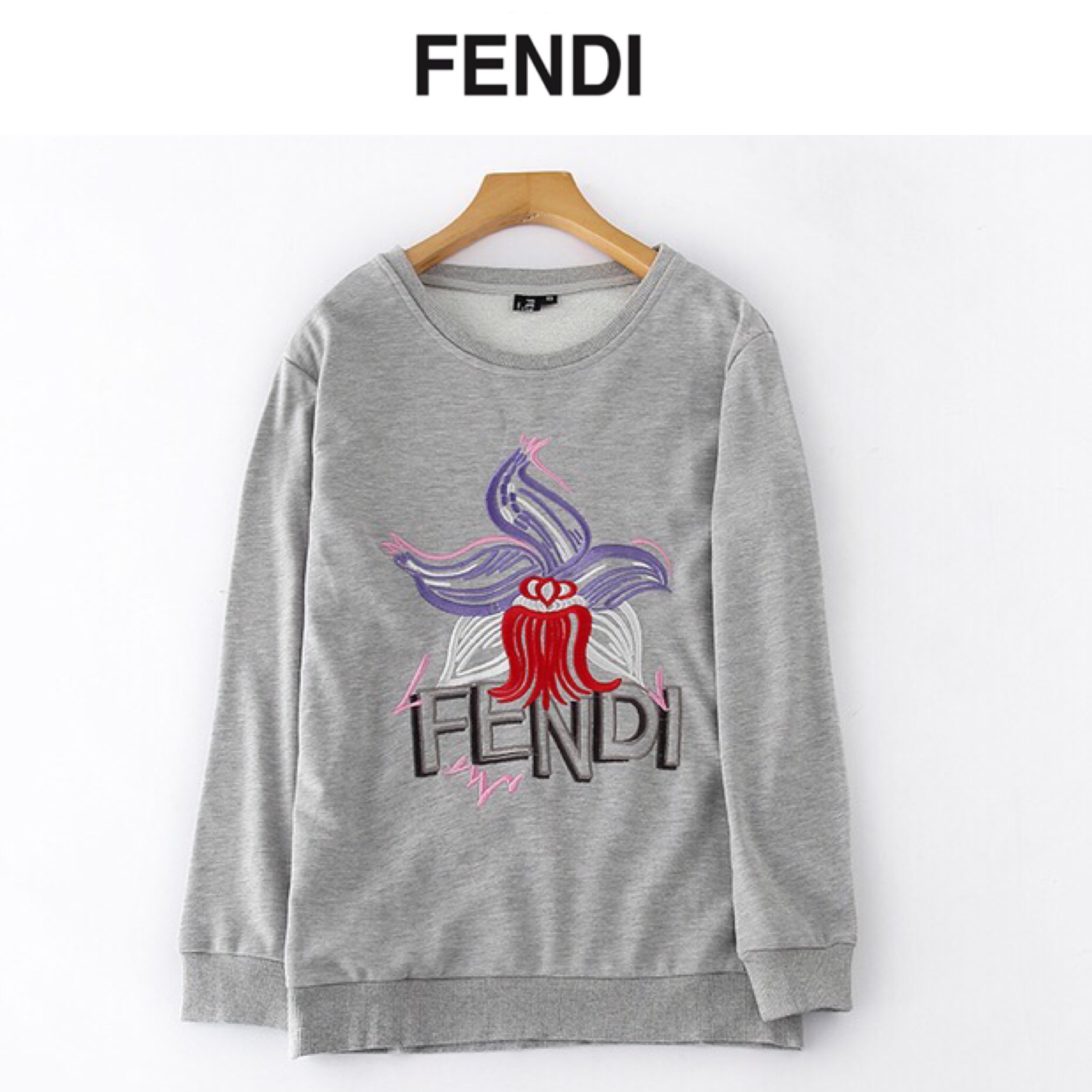 Fendi เสื้อแขนยาว เสื้อสเวตเตอร์แขนยาวสีเทา แต่งลายปัก แนวๆคะ งานแบรนด์ FENDI SIZE XS/S/M ดำ