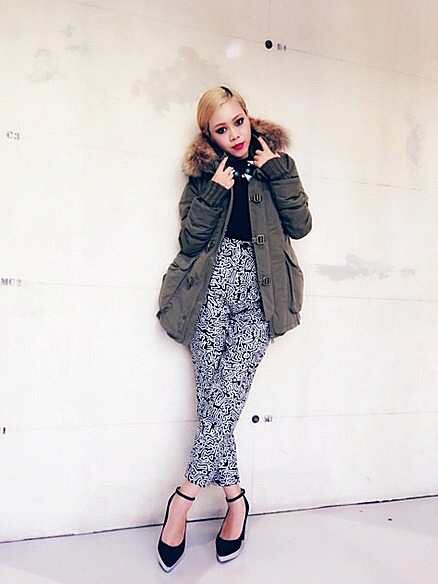 เสื้อกันหนาว เสื้อคลุมกันหนาว เสื้อโค้ด coat ตัวยาว สีเขียวทหาร ติดฮูท ซับขนด้านใน แบรนด์เนมGRAIL แท้ . Size M