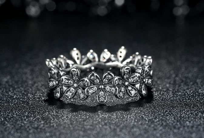แหวนเงินแท้ 925 Sterling แหวนผู้หญิง ดีไซน์ เป็น ดอกไม้ เรียงต่อกัน ฝังเพชร CZ AAA สุดหรู แหวนหมั้น แหวนแทนใจ แหวนแต่งงาน ของขวัญสุดพิเศษ 404841