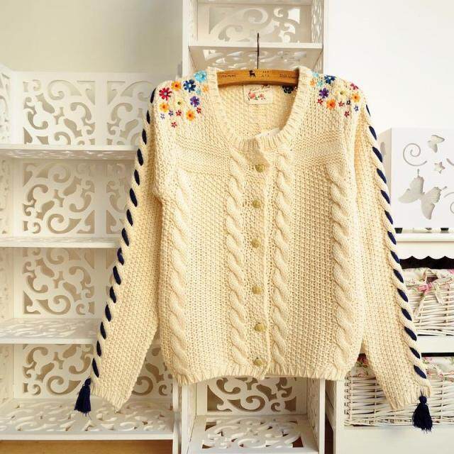 เสื้อไหมพรมถัก แต่งลายดอกไม้ สีขาวครีม กระดุมไม้ แบบสวยน่ารักมากเลยคะ