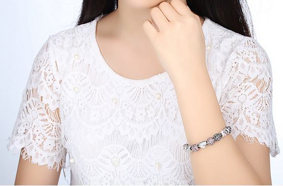 สร้อยข้อมือผู้หญิง Diy สไตล์ แพนโดร่า แต่ง charm โทนสีชมพู คริสตัลแท้ สีชมพูหวาน ๆ เม็ดบีด ดอกไม้ และ หัวใจ แกะลาย Love amor 566826