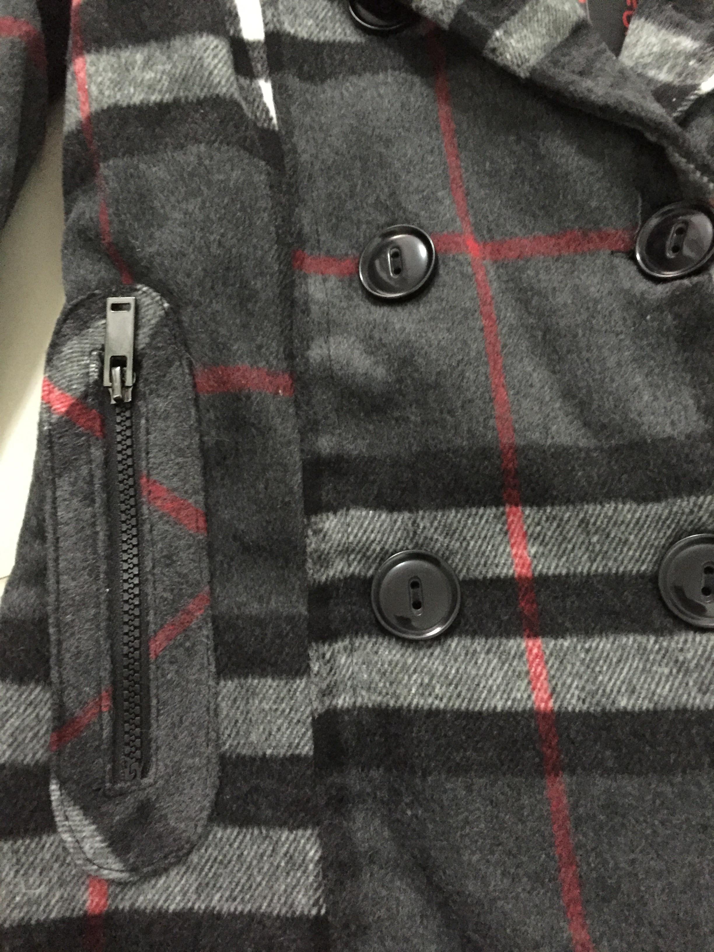 เสื้อกันหนาวสักหลาดผสมวู ลายตาราง classic burberry สีเทา brandname NYC DOLLHOUSE แต่งกระดุมสองแถบ ติดหมวกฮูท ติดเฟอร์ (หมวกมีกระดุมถอดใส่ได้คะ)สวย หรูคะ Size S