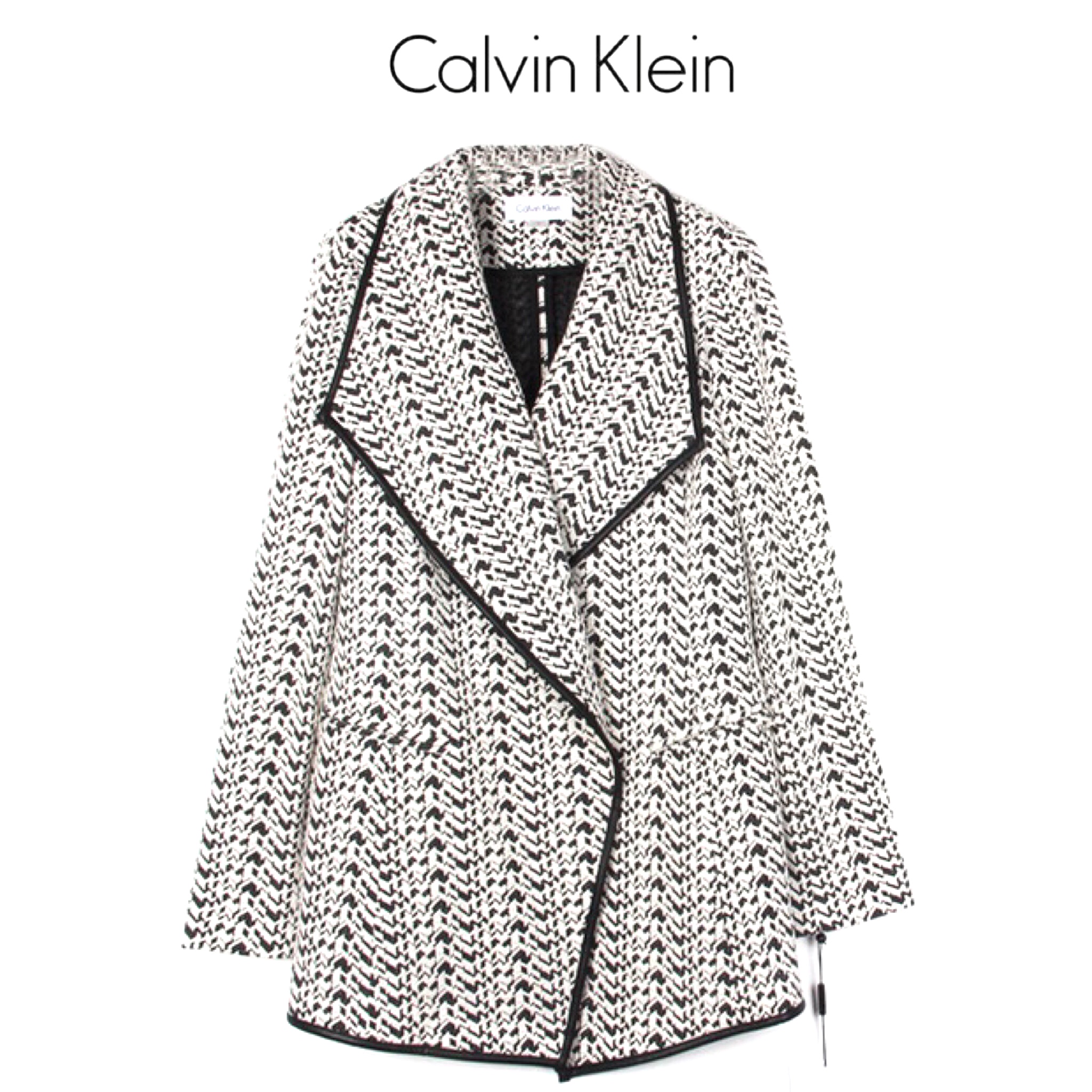 CALVIN KLEIN เสื้อคลุม เสื้อนอก CALVIN KLEIN แต่งขลิบปลาบขิบหนังสีดำ เนื้อผ้าสวยทิ้งตัว งานช็อปแท้ สวยหรูมากคะ SIZE L/XL/XXL ขาวดำ