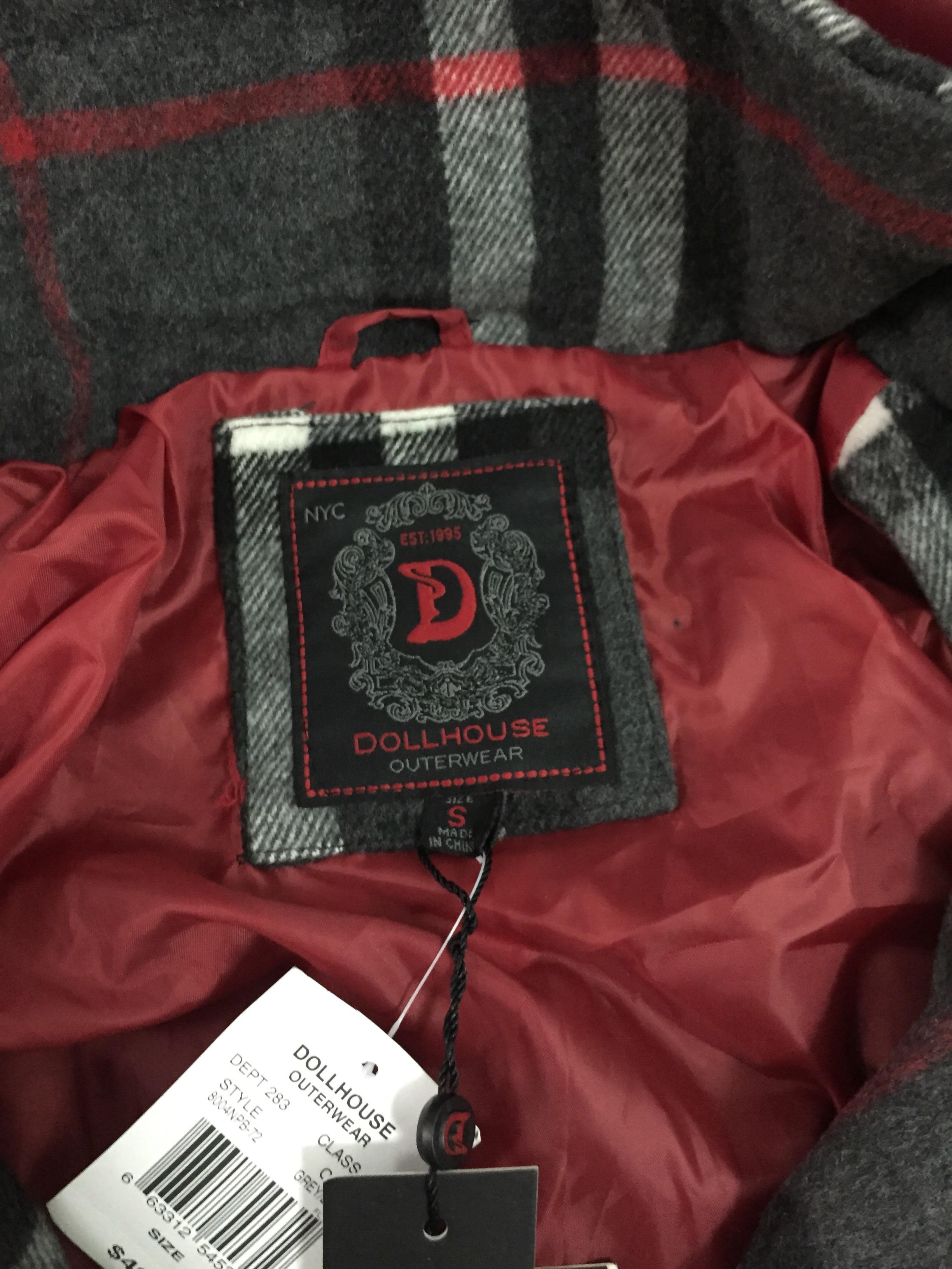 เสื้อกันหนาวสักหลาดผสมวู ลายตาราง classic burberry สีเทา brandname NYC DOLLHOUSE แต่งกระดุมสองแถบ ติดหมวกฮูท ติดเฟอร์ (หมวกมีกระดุมถอดใส่ได้คะ)สวย หรูคะ Size S