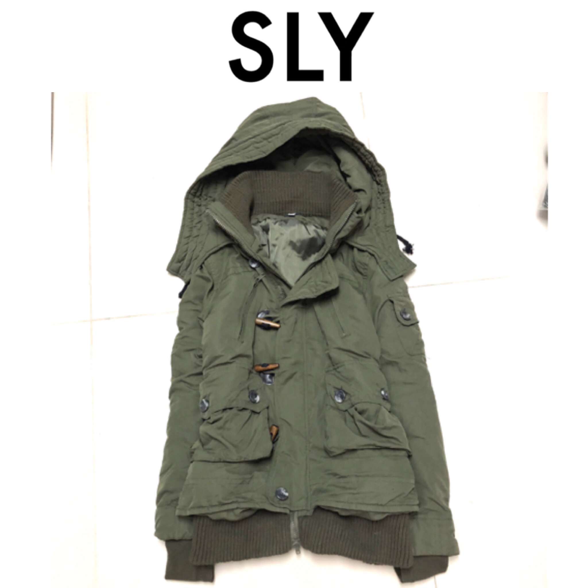 เสื้อโค้ทกันหนาว เสื้อกันหนาว หมวกฮูท สีดำ แบรนด์เนมญี่ปุ่นสุดหรู SLY บุนวมอุ่น ปลายแขน มีปลอกมือกันลม งานสวย แนวมากคะ Size S/M: ดำ