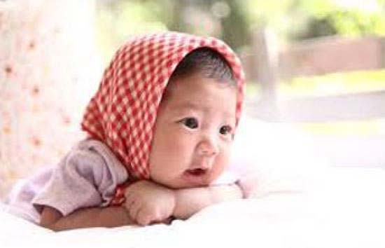 ผ้า3เหลี่ยมกันน้ำลาย มีตีนตุ๊กแกติดด้านหลัง มี 15 ลายตามภาพ