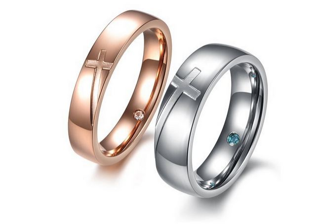 แหวนคู่รัก แหวนหมั้น แหวนแต่งงาน แหวนแทนใจ ครบรอบ สี Rose Gold สีเงิน สลัก ไม้กางเขน คู่ ประกบกันได้ ติดคริสตัล ด้านใน สวยหรู 751210