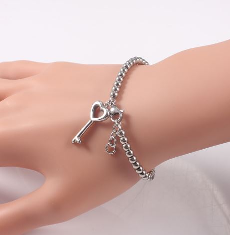 สร้อยข้อมือทอง Stainless steel ชุบ 18 K Platinum ดีไซน์ ลูกปัดกลม ห้อยจี้ กุญแจ ของขวัญแทนใจให้แฟน แสนน่ารัก แบบสวย ดีไซน์เก๋ ใส่ได้ตลอด 101531