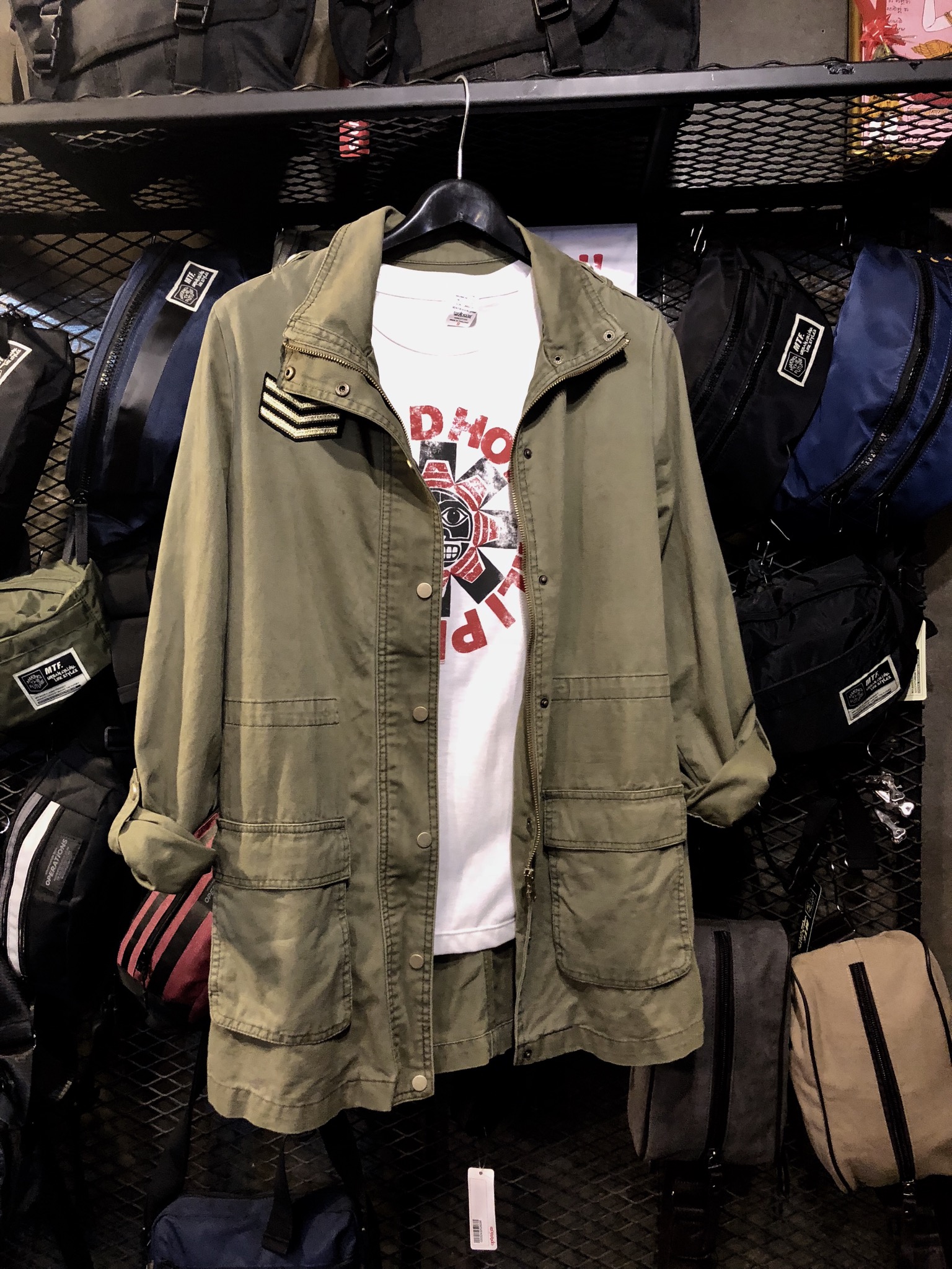 Stradivarius เสื้อเขียวทหาร เสื้อนอกแนวทหาร แต่งปักบั้ง หน้าอก เสื้อคลุมทหาร แบรนด์ STRADIVARIUS แพทเทินสวย เท่ห์มาก คะ Size S/M/L/XL สำเนา เขียว