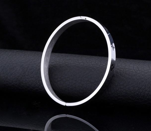 กำไลข้อมือผู้หญิง กำไลทอง 18 K Stainless Steel แท้ เงิน และ ทอง ดีไซน์ สไตล์ แบรนด์ ดัง จากยุโรป กำไลข้อมือ ลายดอกไม้ สุดไฮโซ 472971