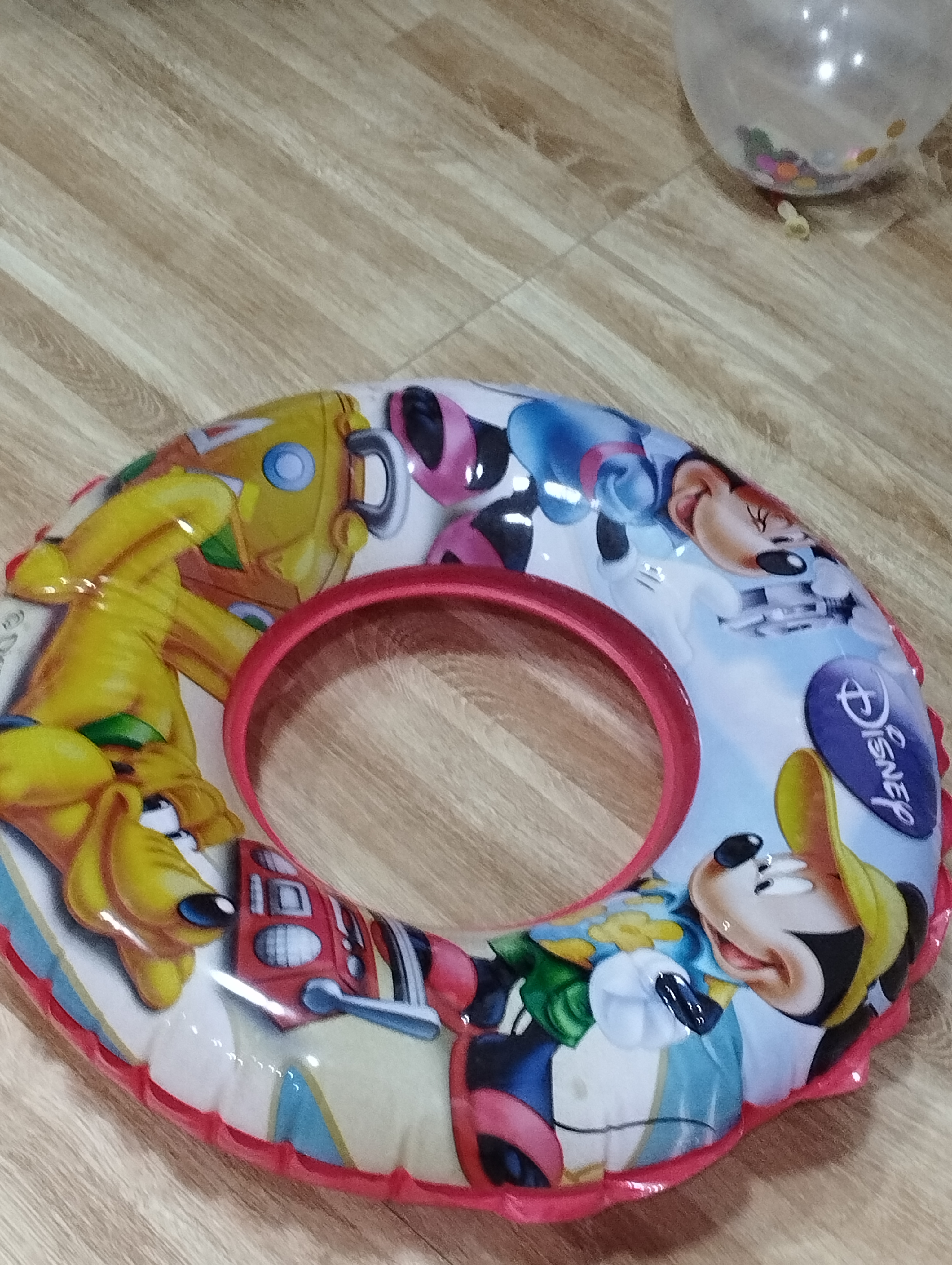 ห่วงยางเล่นน้ำ ลายมิกกี้เม้าส์ ขนาดเส้นผ่านศูนย์กลางขอบนอก58ซม.(ขอบใน22ซม.) สีเเดง ลายตามภาพ มือสอง