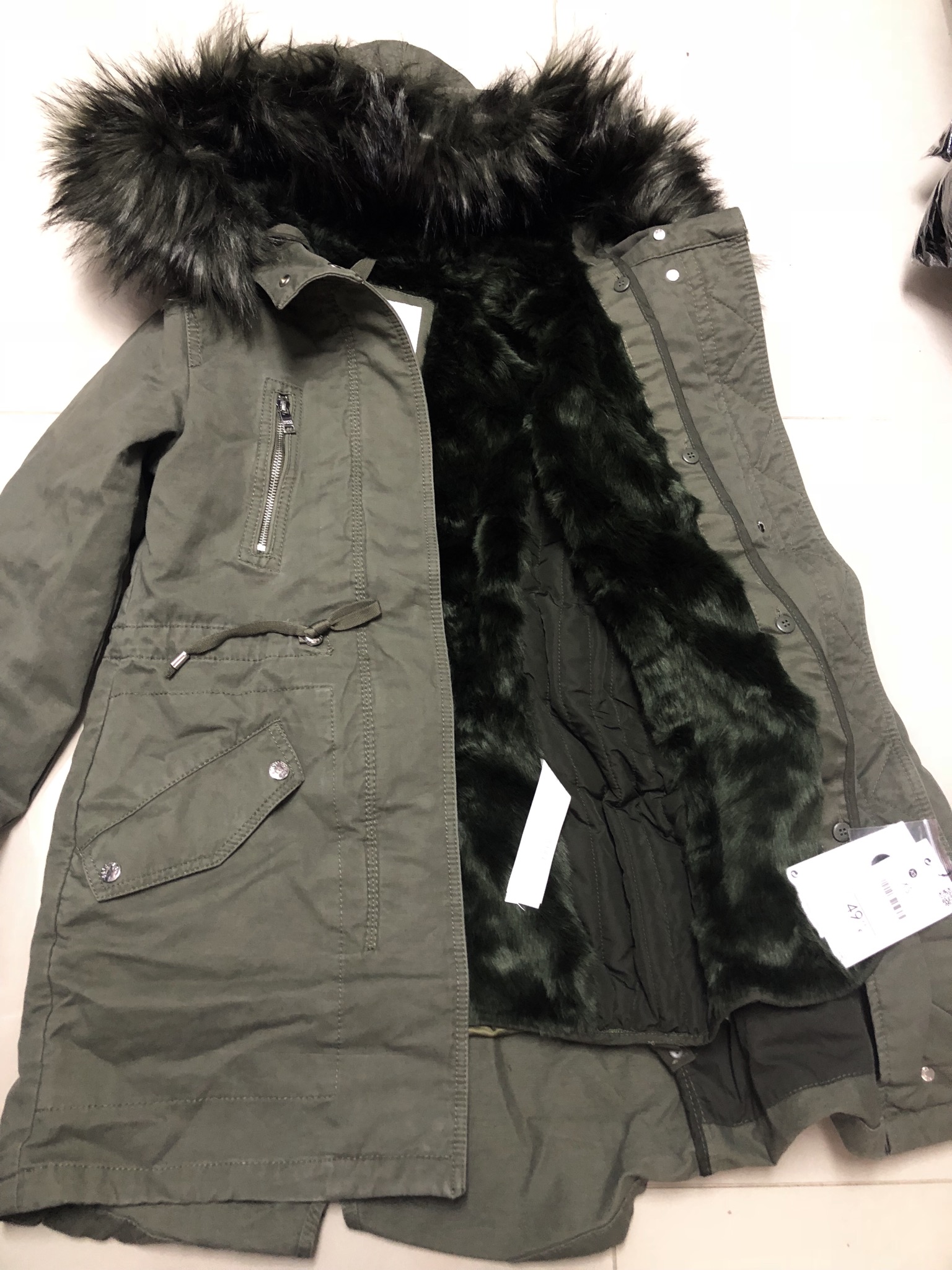 เสื้อโค้ทฮูท BERSHKAกันหนาว Parka สีเขียวแต่งขนเฟอร์ ซับขนอุ่นด้านใน (เฟอร์ & ขนอุ่นด้านใน ถอดได้คะ) งานสวย บุนวมอุ่น ใส่ติดลบได้เลยคะ Size XS/S/M/ L เขียว