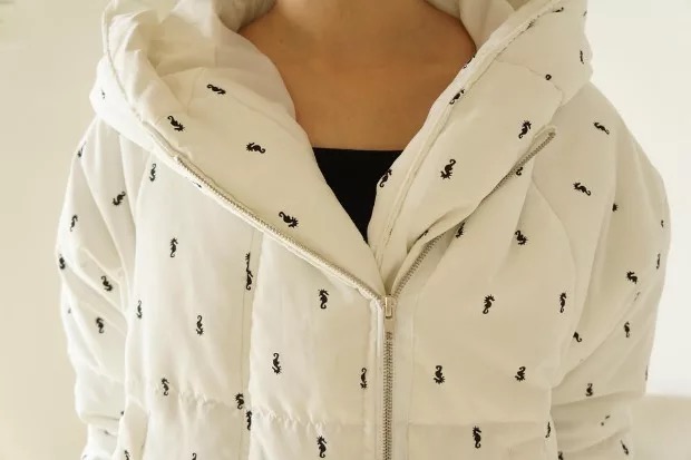 เสื้อกันหนาว เสื้อหนาวหมวกฮูท สีขาว บุนวมอุ่น พิมพ์ลายม้าน้ำ เนื้อผ้าเนียน นุ่ม. สินค้างานญี่ปุ่นคะ