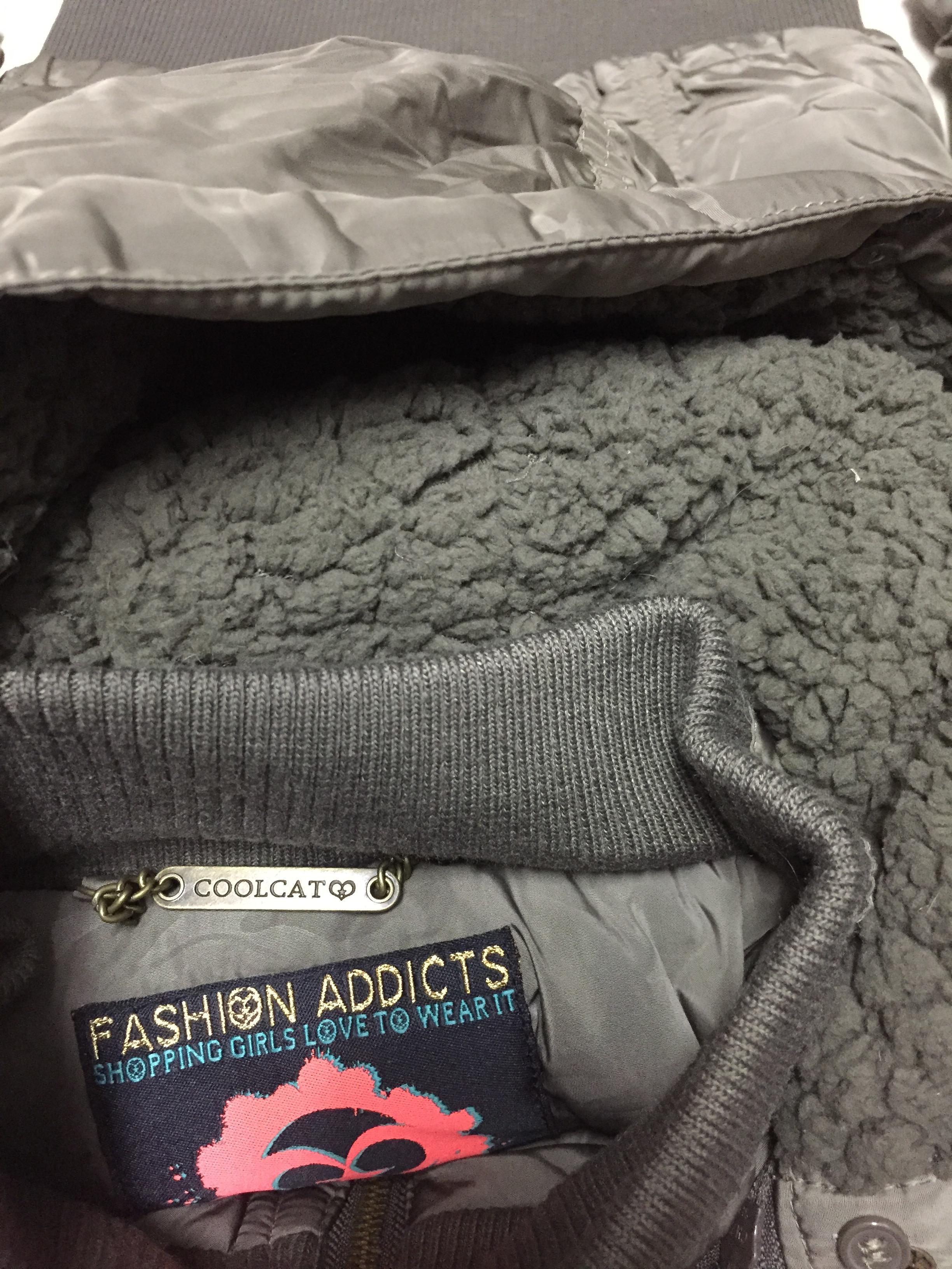 เสื้อกันหนาว เสื้อหนาวฮูท สีเขียวน้ำตาล ลายพรางคาโม บุนวมอุ่น แบรนด์เนมFASHION ADDICT BY COOLCAT GIRL งานญี่ปุ่น แนวๆเซอร์ๆ (ฮูทถอดได้คะ) (ด้านในมีกระเป๋าลับ ใส่โทรศัพท์ +ช่องสายหูฟังSize M/L เขียวเทา