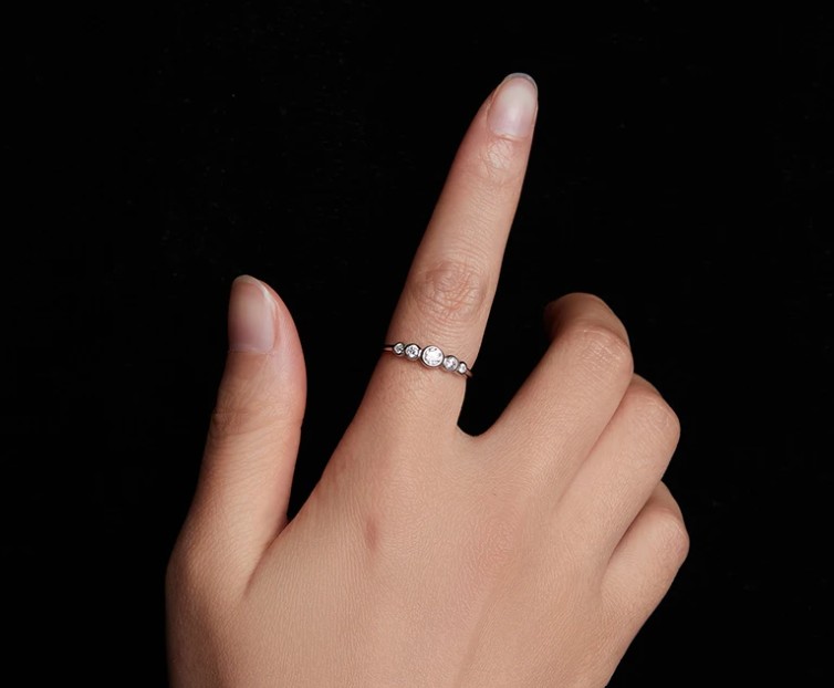 แหวนเงินแท้ 925 ฝังเพชร Moissanite เรียงกัน 5 เม็ด ไล่ระดับ สวยหรู จะใช้นิ้วชี้ นิ้วนาง ก็สวยหรู ดูแพง 496953