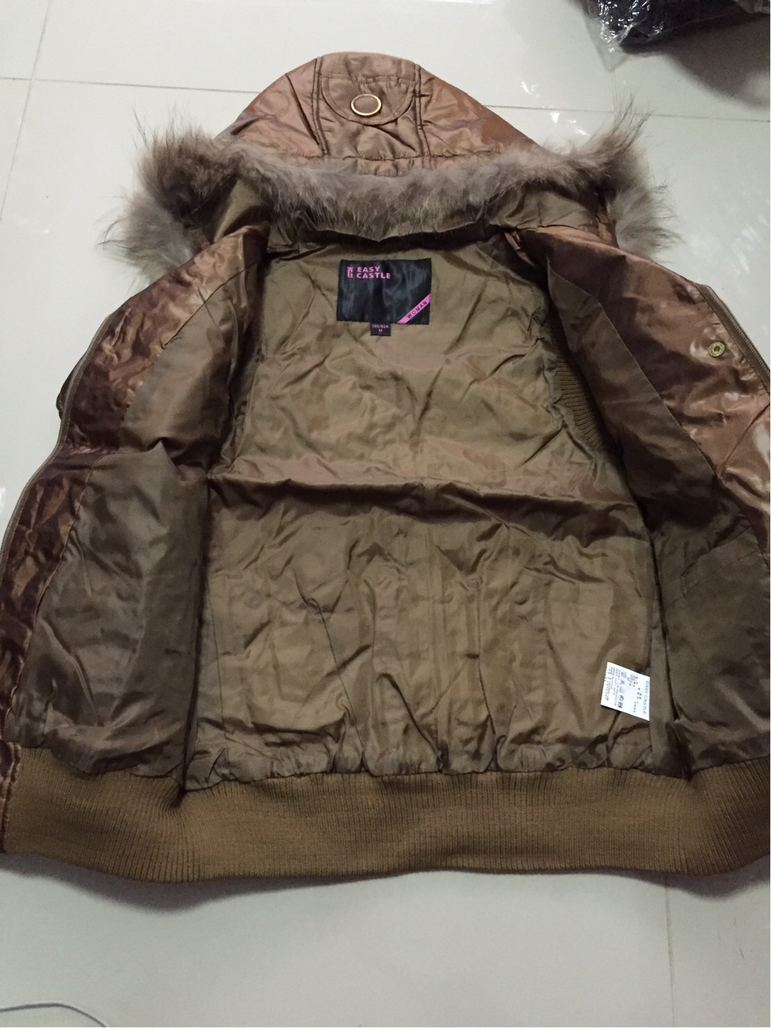 เสื้อกั๊ก กั๊กกันหนาว กั๊ก ขนเป็ด แบรนด์เนม EASY CASTLE เกาหลี แท้100% แต่งหมวกฮูท ติดขนเฟอร์ปลายหมวก เนื้อผ้าสังเคราะห เคลือบมัน กันลม กันหิมะ สีนูททอง เนื้อหรู แพทเทิน สวยเนี๊ยบ มากคะ