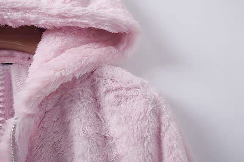 Page one เสื้อเฟอร์กันหนาว หมวกฮู้ด เสื้อขน Fluffy coat สีชมพูอ่อน แบรนด์ love tree ชมพู