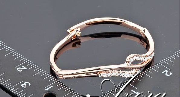 กำไลข้อมือฝังเพชร ทอง 18 K ประดับเพชร Swiss CZ เหมาะสำหรับออกงานมากค่ะ ลาย Curve ตัว S no 524424