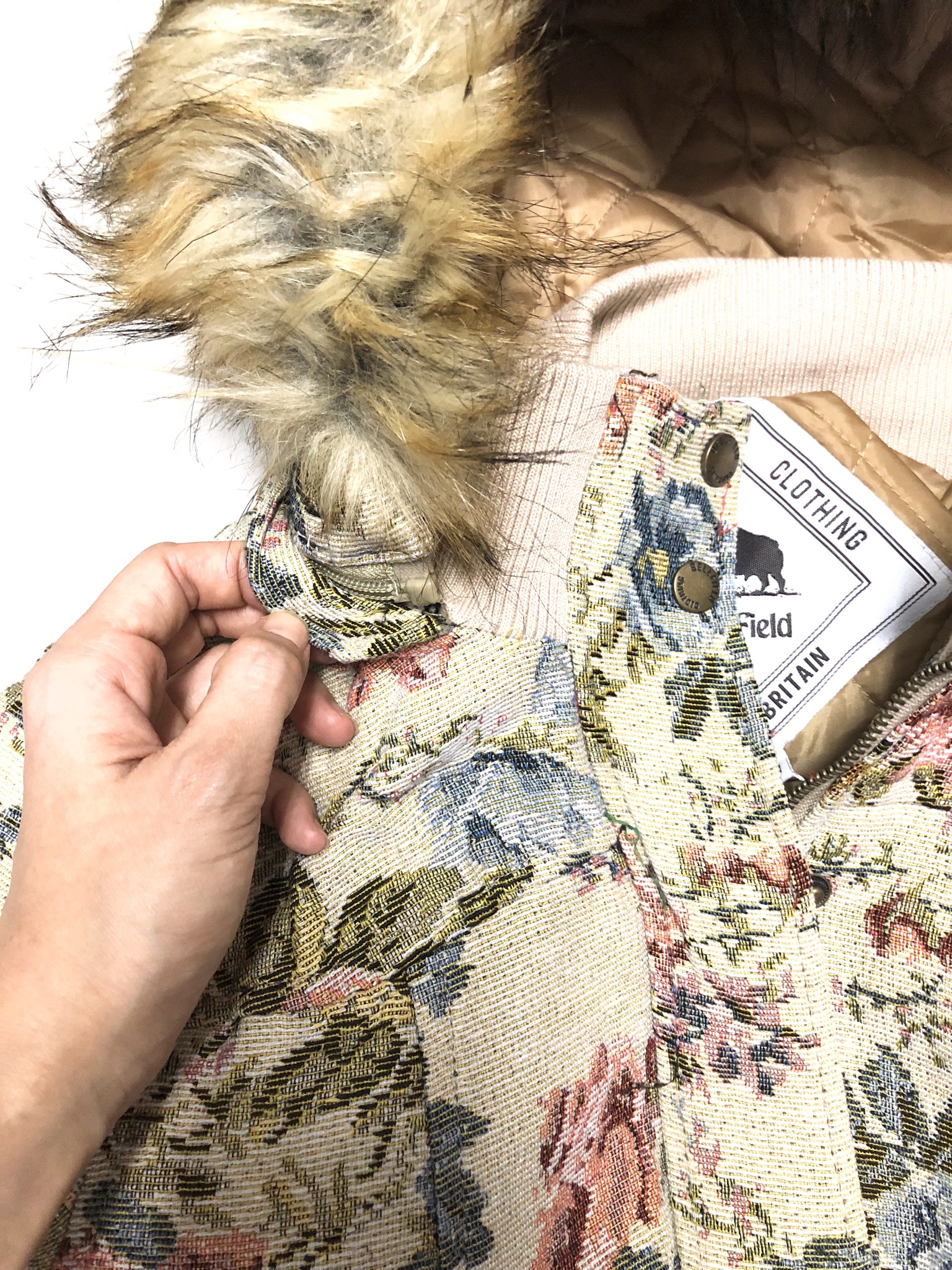 BELLFIELD เสื้อกันหนาว แต่งฮูท ติดเฟอร์ แบรนด์ดังอังกฤษ BELLFIELD ลายดอกสีนูทกากีอ่อน สวยหรู งานสวย เนี๊ยบมากคะ (จำนวนจำกัด ) (หมวกฮูทถอดได้คะ) Size S/M/L นูทกากีอ่อน