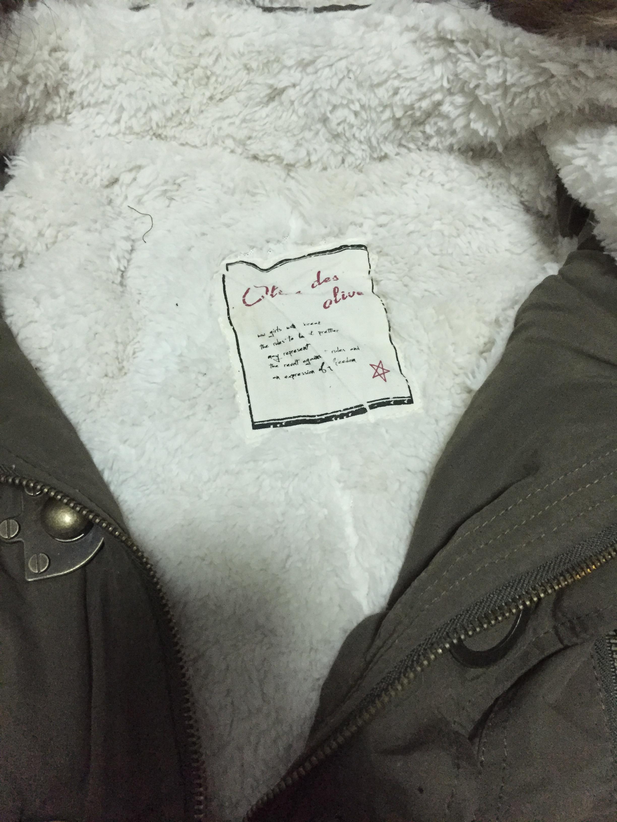 เสื้อกันหนาว เสื้อหนาว หมวกฮูท สีกากี แต่งเฟอร์ แบรนด์เนมญี่ปุ่น OLIVE DES OLIVE ด้านในซับขนอุ่นสีขาว แต่งจัมพ์ปบายแขนกันลม Size M/L