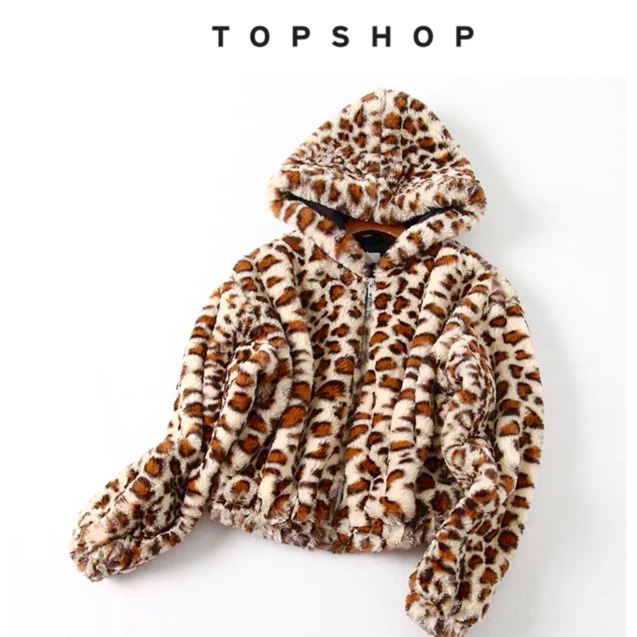 Top shop เสื้อเฟอร์กันหนาว ลายเสือ หมวกฮู้ด เสือ เสื้อคลุมขน ลายเสือ แบรนด์ TOP SHOP แท้ 💯%ขนนิ่มฟู นุ่มมากคะ ลายเสือ