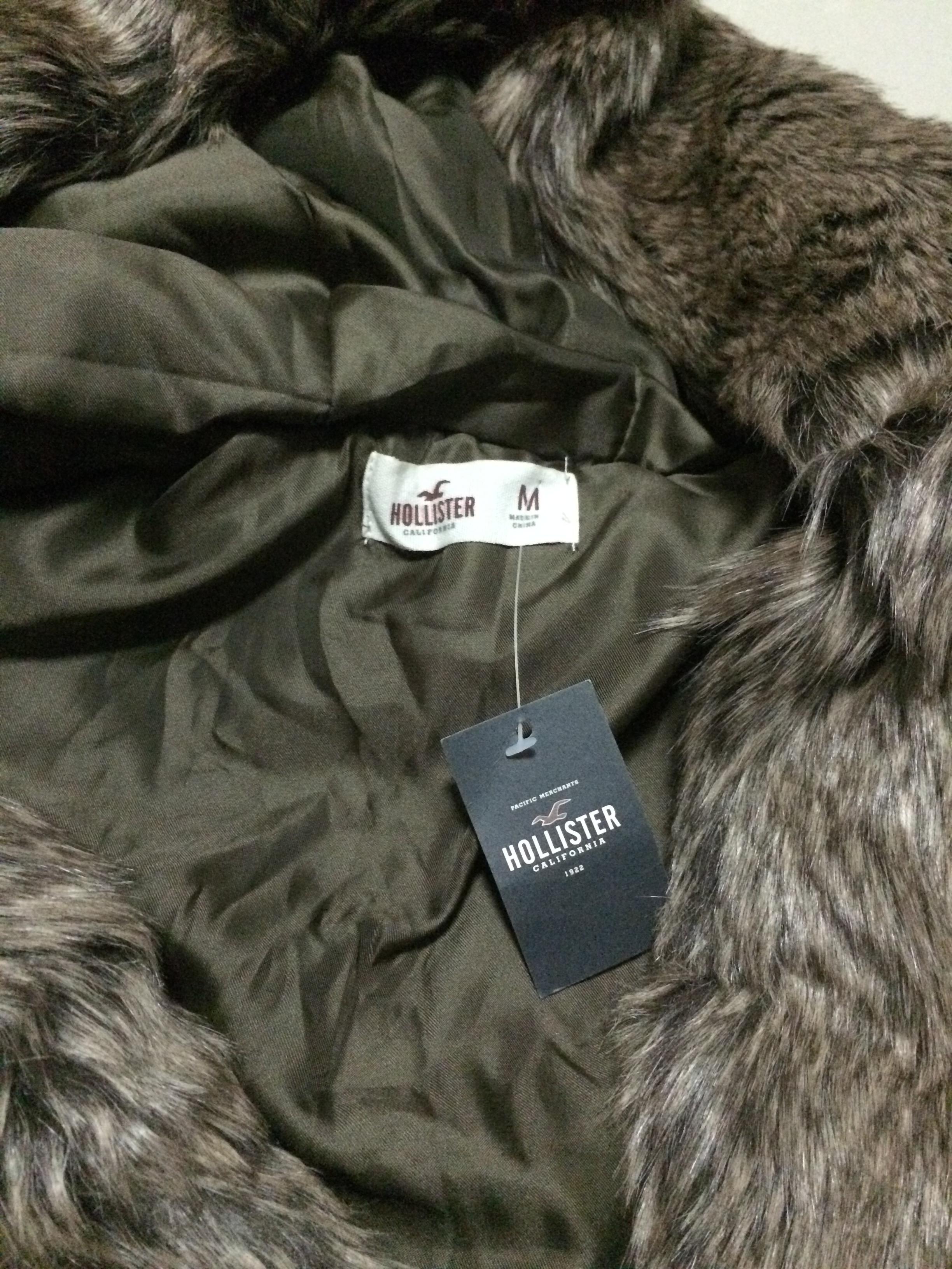 เสื้อกั๊ก กันหนาว หมวกฮูท แต่งขนอุ่น สีน้ำตาล brandname HOLLISTER แท้ 100% เนื้อขนลื่น นุ่มสวยหรู สัมผัสนุ่มสุดๆ ไม่มีปัญหาขนร่วงเลยคะ