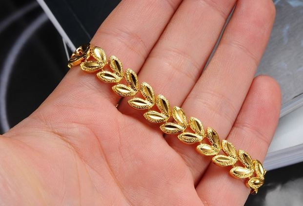 สร้อยข้อมือทอง 18 K สร้อยข้อมือผู้หญิง ดีไซน์ เป็น ใบไม้ สีทอง เรียงแถวคู่ สวยหรู สร้อยข้อมือ ให้แฟน ของขวัญวันเกิด วันครบรอบ 574407